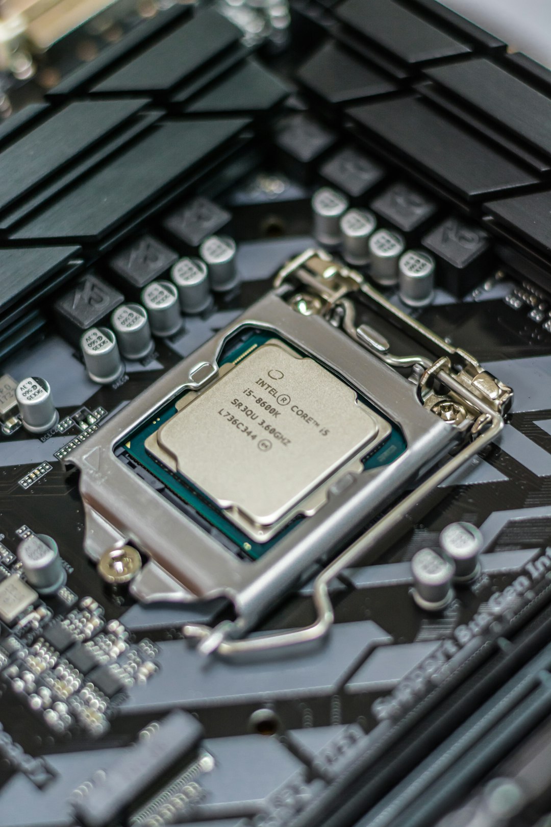 Intel's Transformation: Navigating the Future of Computing with Innovation and Investment - Image 7